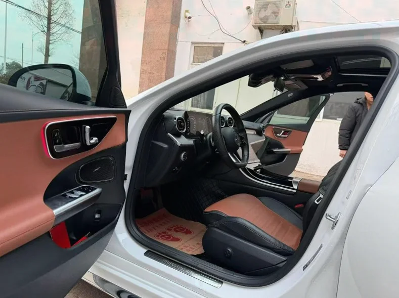 奔驰C 后面外观一