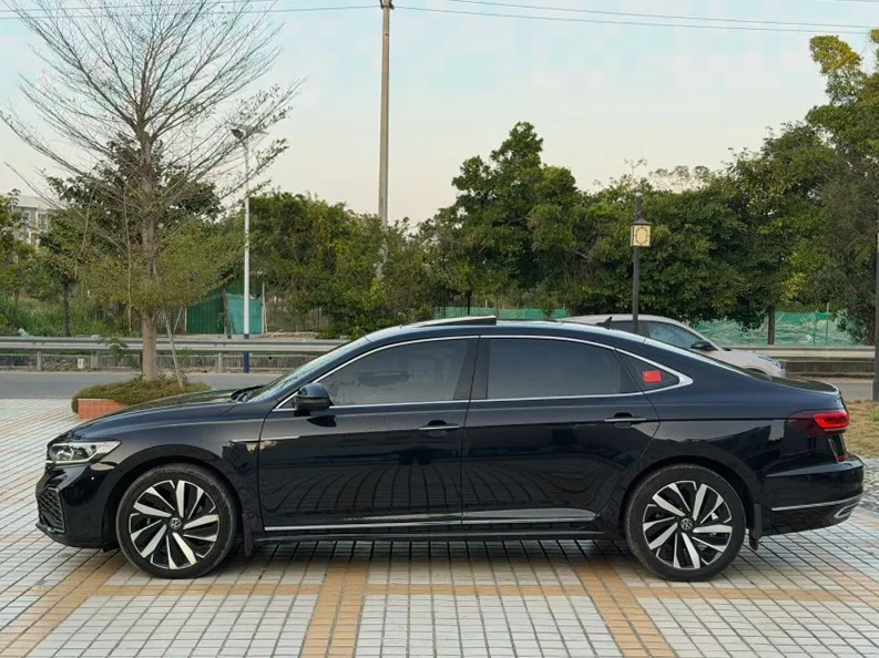 大众帕萨特 正面外观二