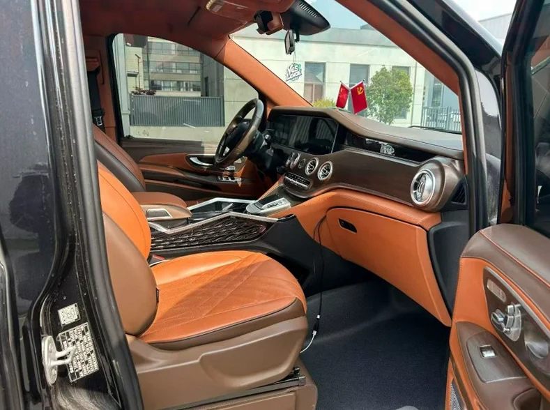 奔驰威霆 后面外观二