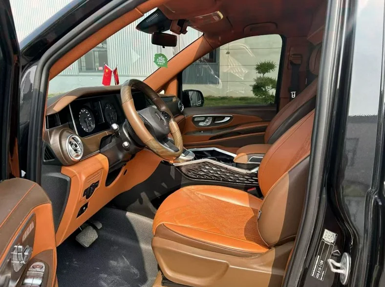 奔驰威霆 后面外观三