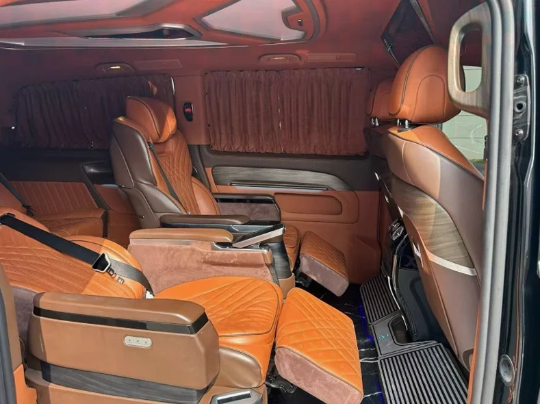 奔驰威霆 后面外观一