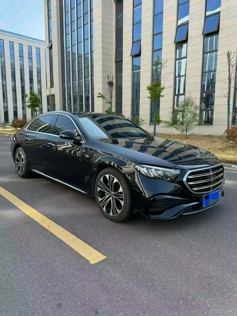 奔驰E 正面外观二