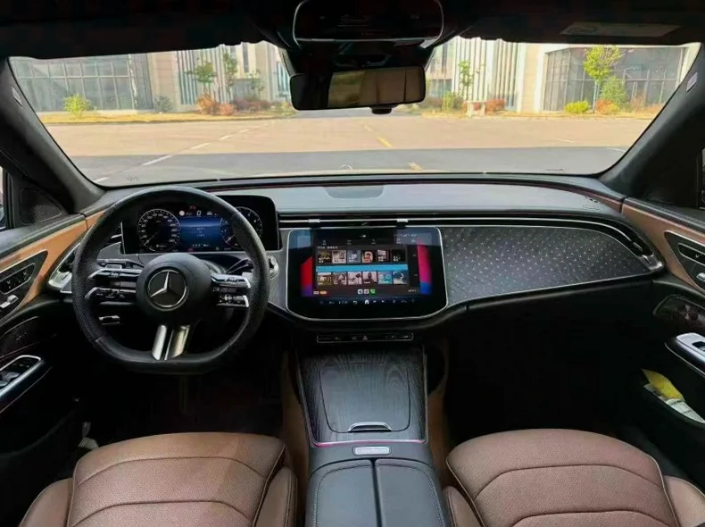 奔驰E 后面外观一