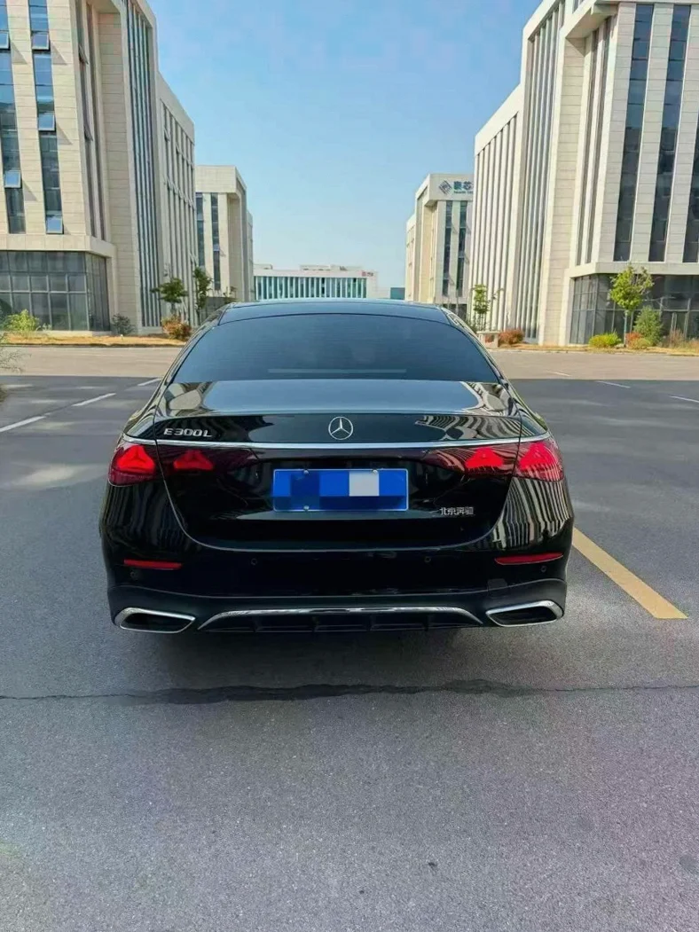 奔驰E 内饰后排