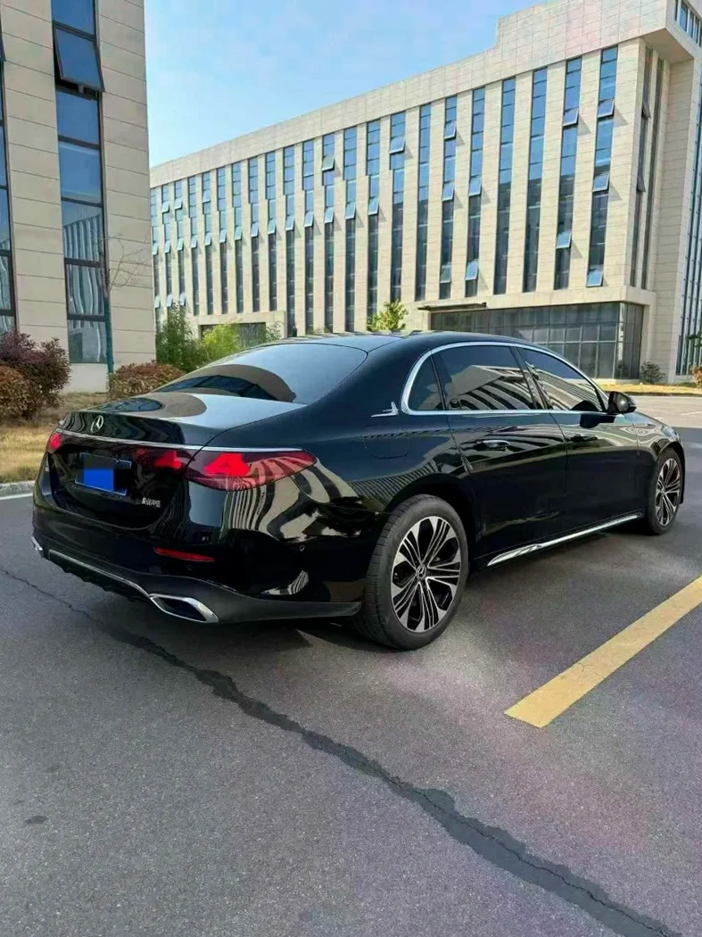 奔驰E 内饰前排