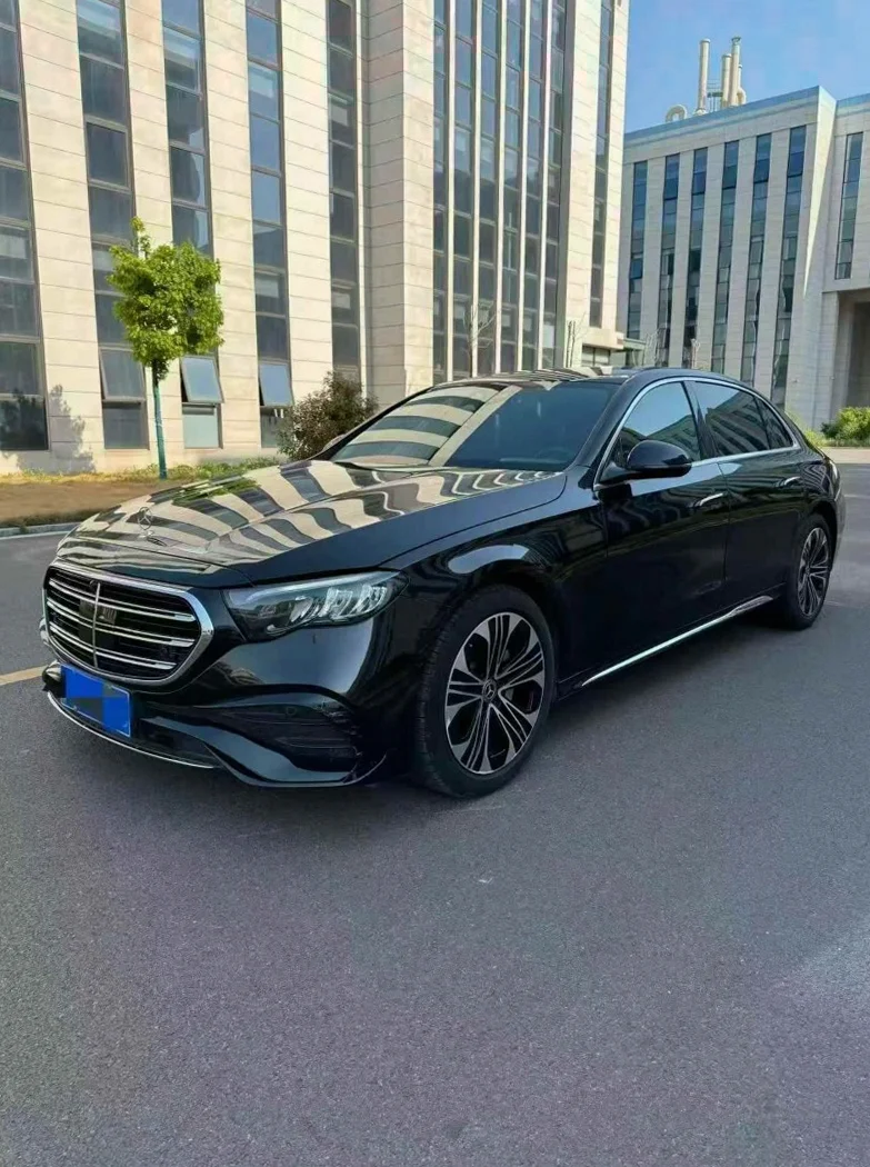 奔驰E 正面外观三