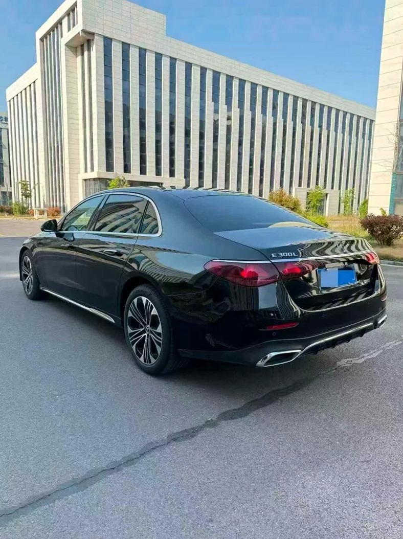 奔驰E 后面外观三