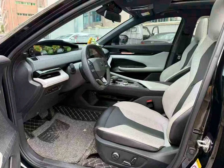 长安汽车UNI 正面外观三