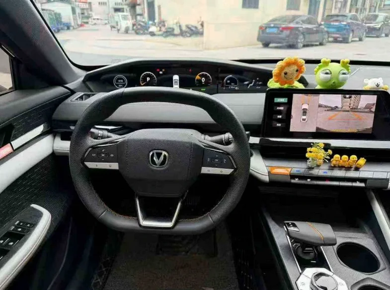 长安汽车UNI 后面外观一