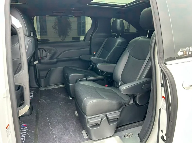 丰田格瑞维亚 后面外观一