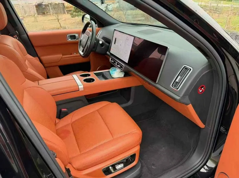 理想L8 后面外观三