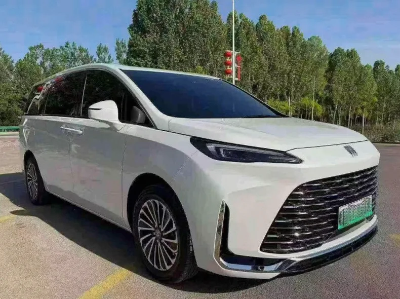 别克GL8 正面外观三