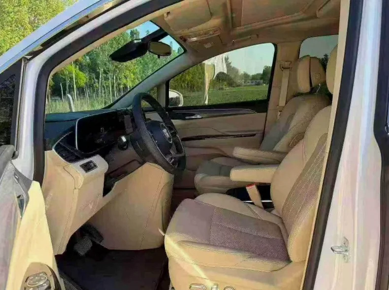 别克GL8 后面外观一