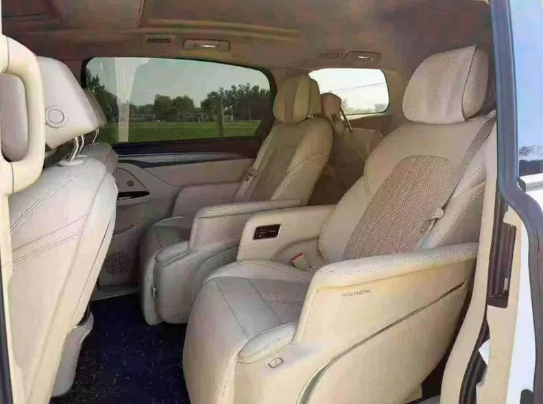 别克GL8 内饰前排