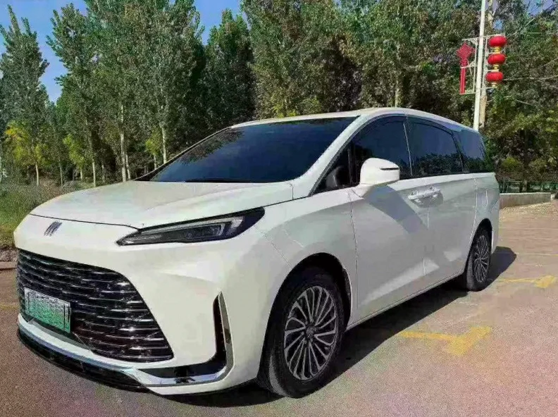 别克GL8 正面外观二