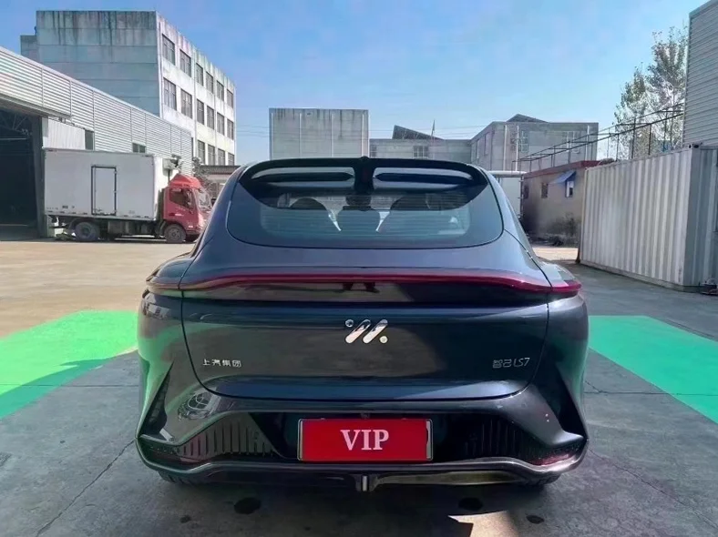 智己LS7 正面外观三