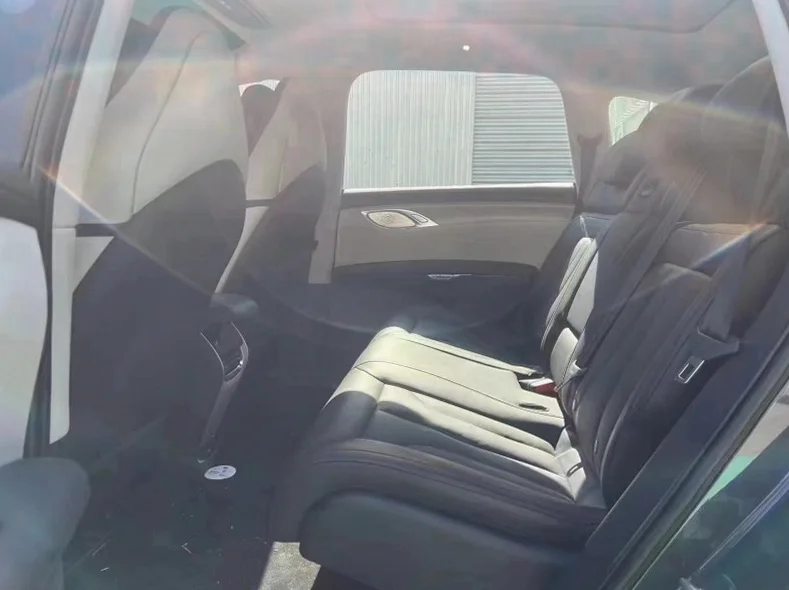 智己LS7 内饰后排