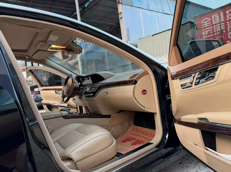 奔驰S 后面外观三