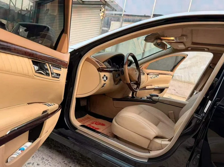 奔驰S 后面外观一