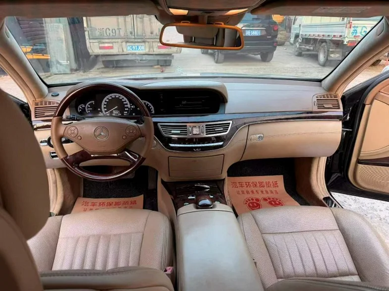 奔驰S 后面外观二