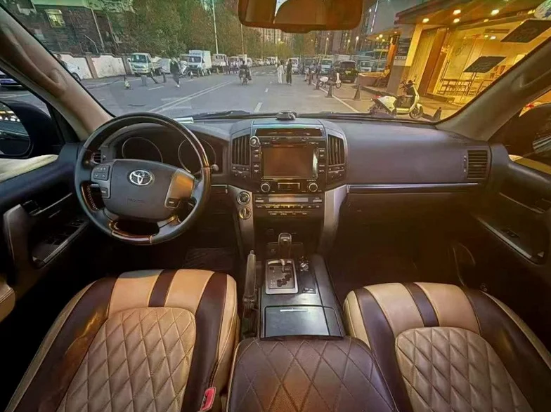 丰田兰德酷路泽 后面外观一