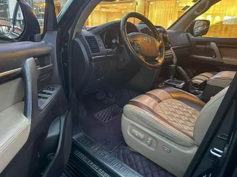 丰田兰德酷路泽 后面外观三