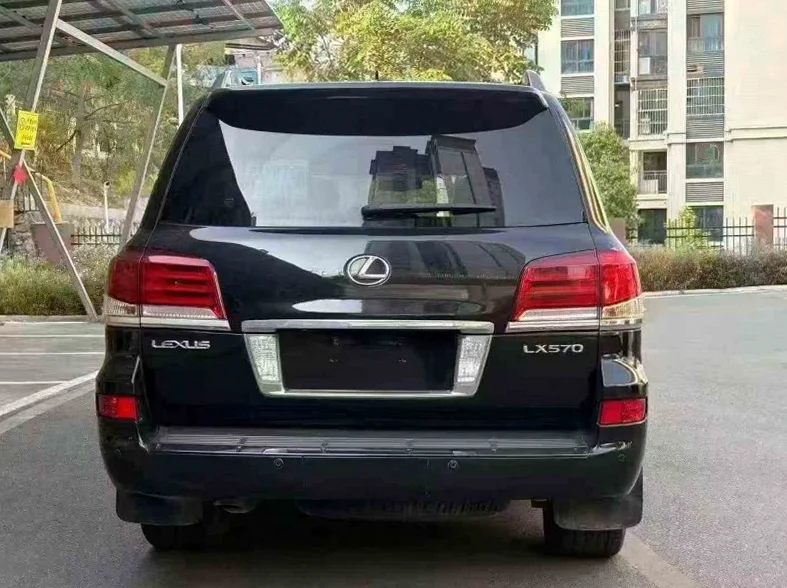 雷克萨斯LX 驾驶室