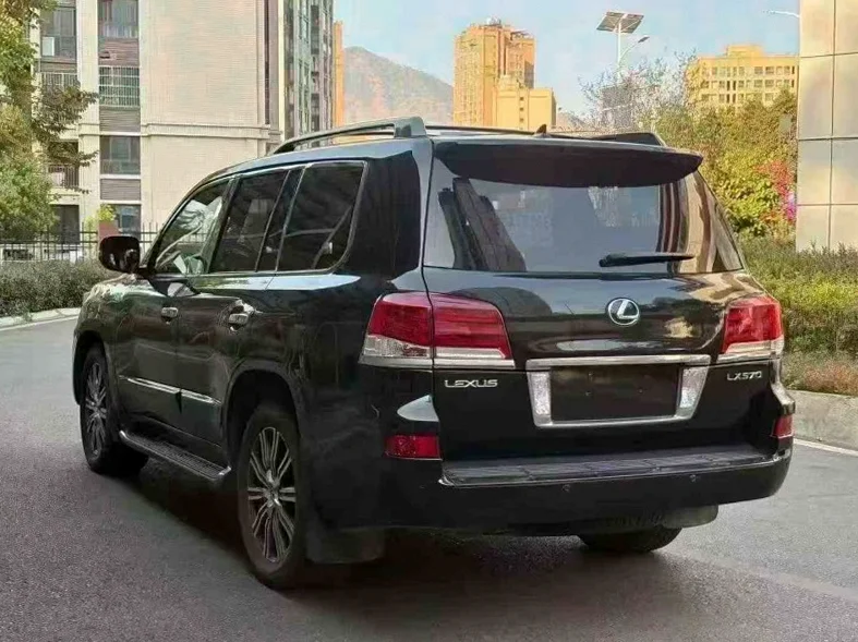 雷克萨斯LX 后面外观一