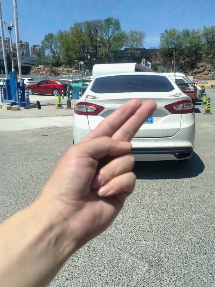 福特蒙迪欧 后面外观一