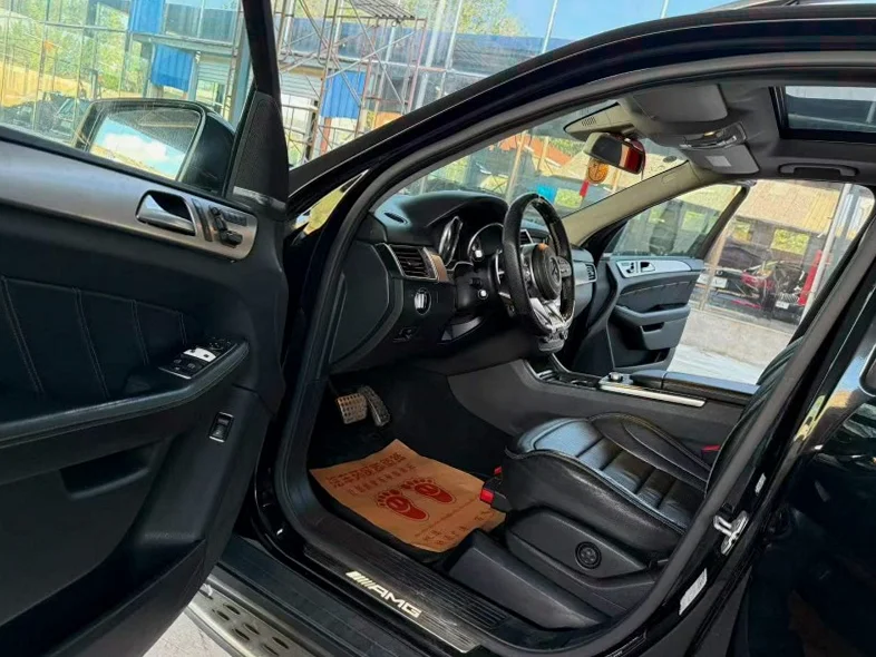 奔驰AMG 后面外观一