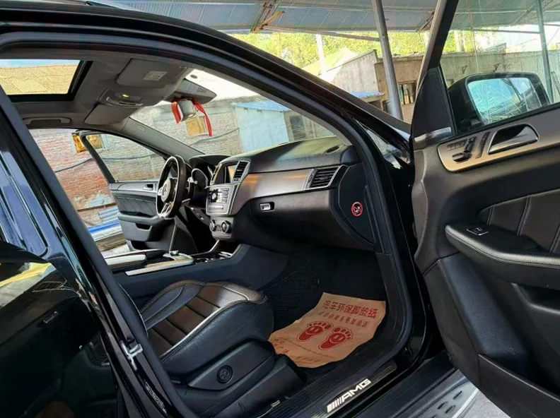 奔驰AMG 后面外观三