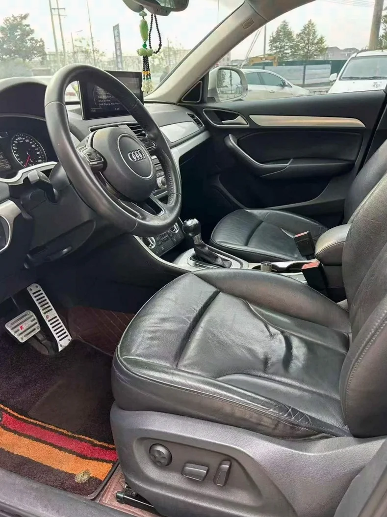 奥迪Q3 内饰前排