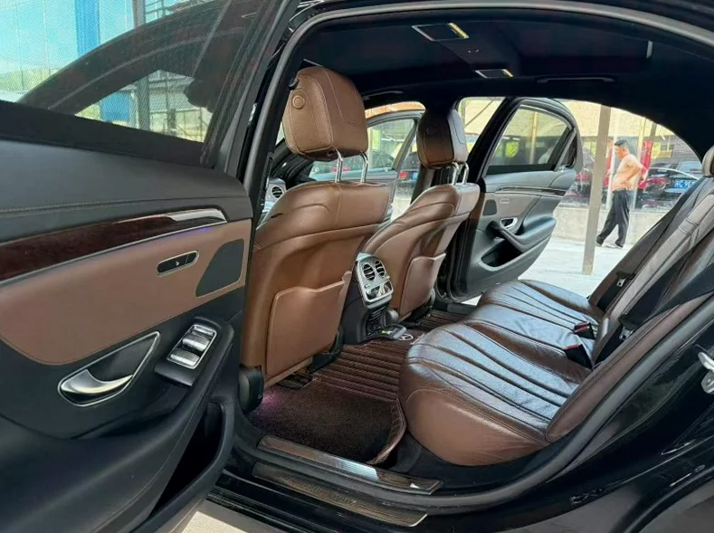 奔驰S 内饰后排