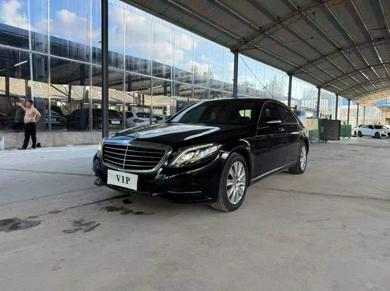 奔驰S 正面外观二