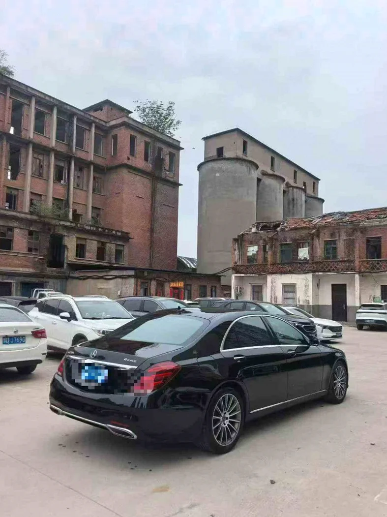 奔驰S 内饰后排