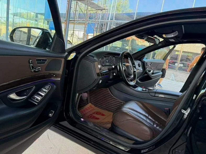 奔驰S 后面外观一