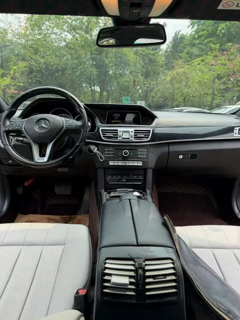 奔驰E 后面外观一