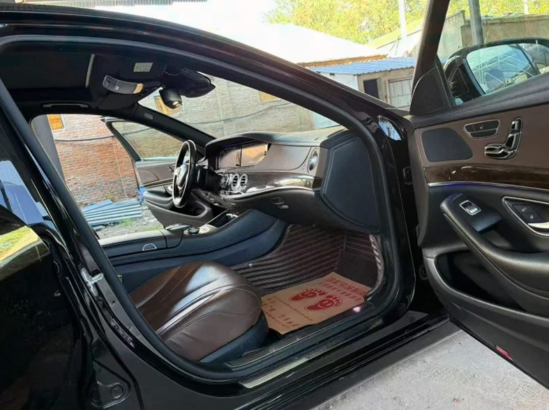 奔驰S 后面外观三