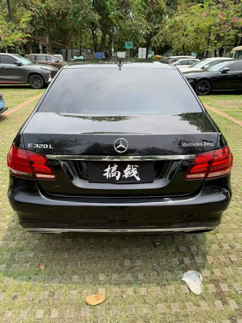 奔驰E 内饰后排