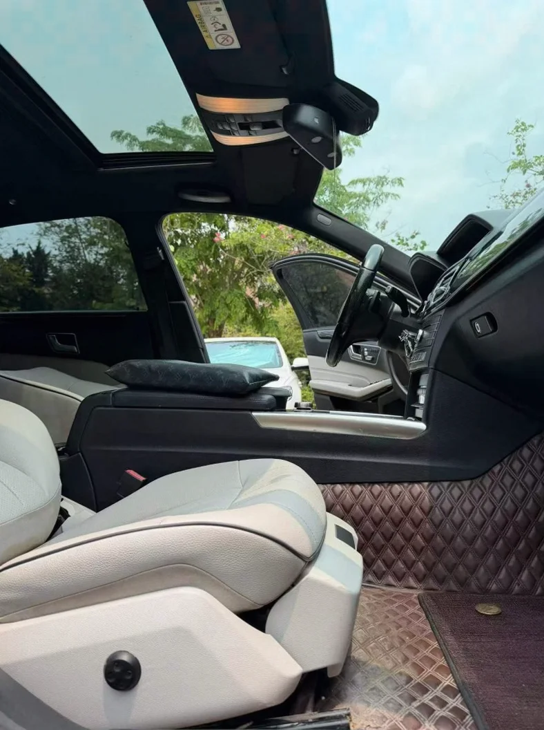 奔驰E 正面外观三