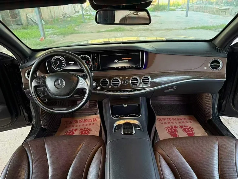 奔驰S 后面外观二