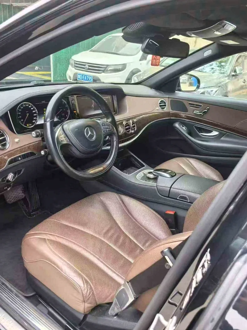 奔驰S 后面外观一