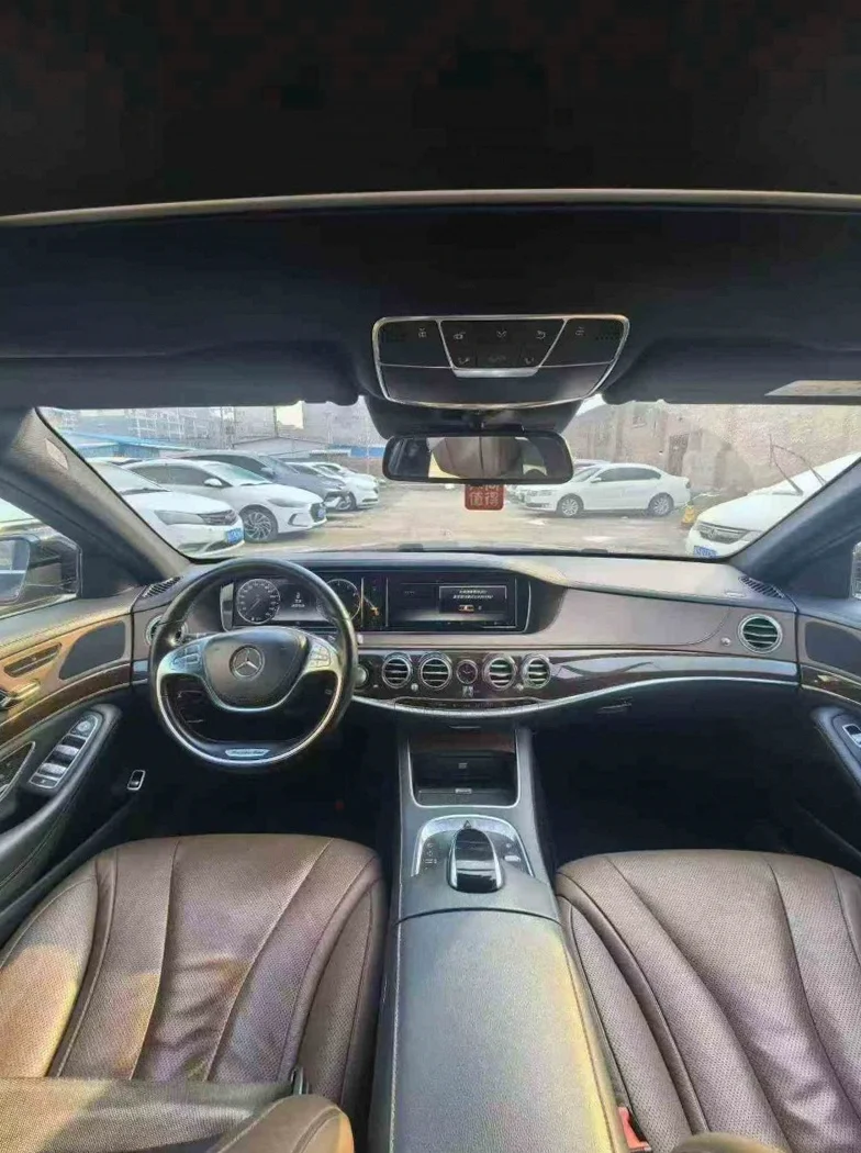 奔驰S 后面外观二