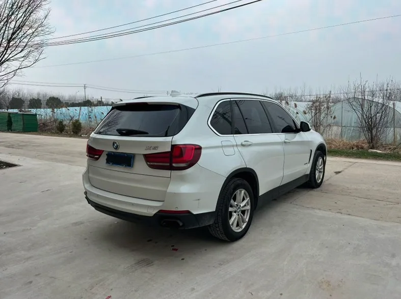 宝马X5 后面外观一