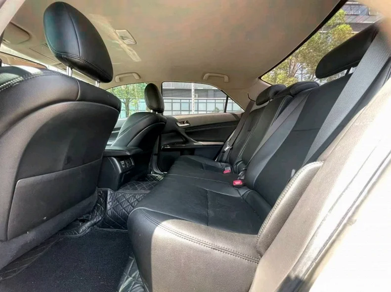 丰田锐志 驾驶室