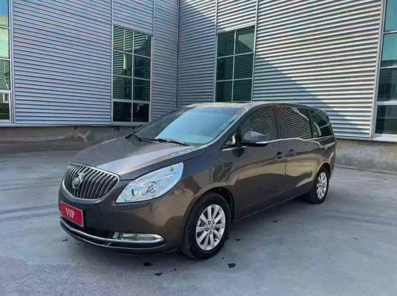 别克GL8 正面外观二