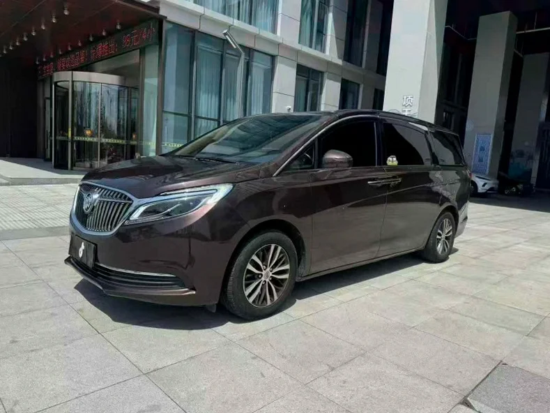 别克GL8 正面外观三