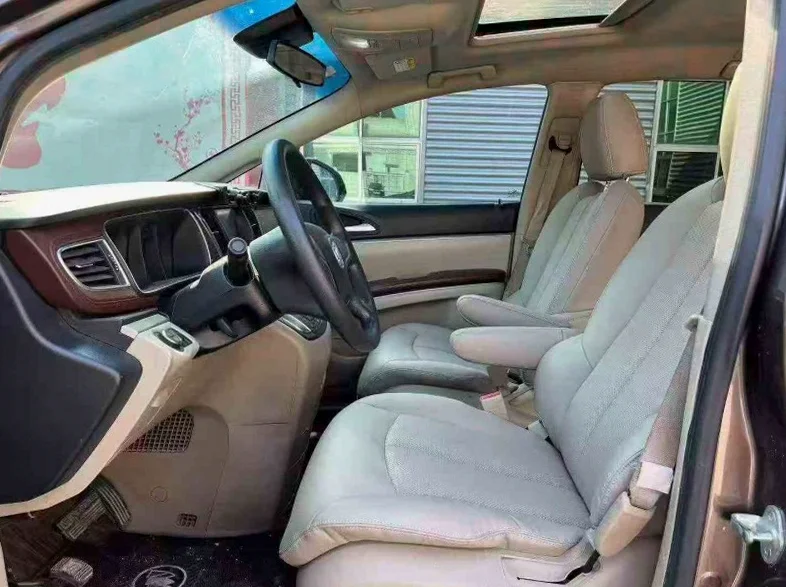 别克GL8 后面外观一