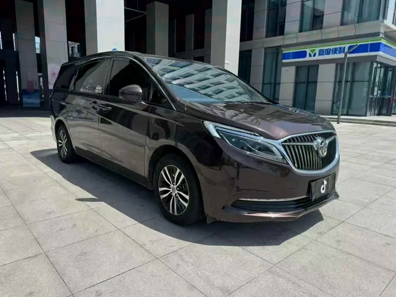 别克GL8 正面外观二