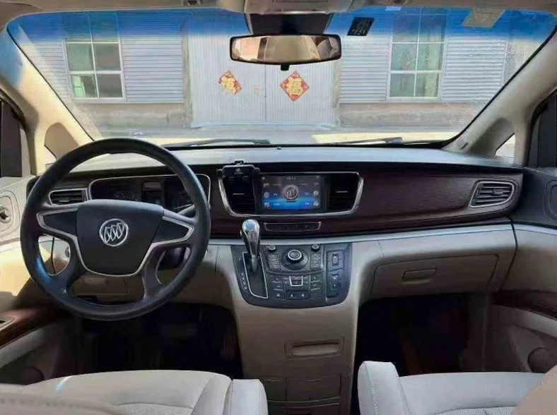 别克GL8 后面外观三